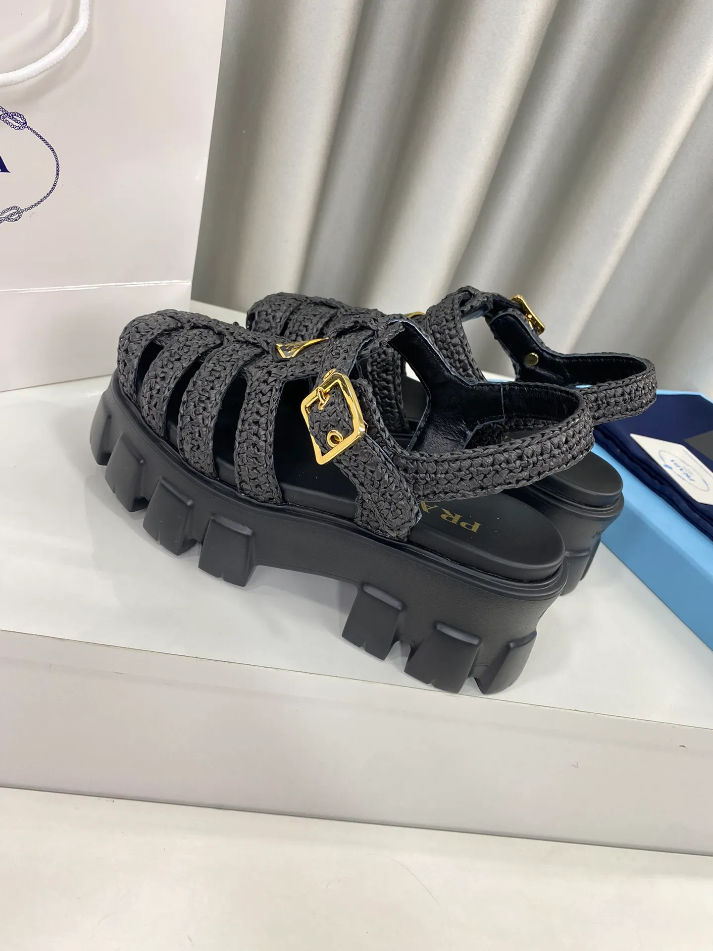 👟👟Ex-factory price 600👟👟 Prada’s latest bamboo cage weaving thick-soled triangle buckle sandals☑️ Latest environmentally friendly PP material, fully handmade crochet, just like knitting sweaters, slow work and meticulous work, retro fashionable thick-soled shoes, with woven uppers, making the whole pair of shoes light and comfortable, bright colors, satisfying a variety of choices for fashionable people with different styles! The iconic metal triangle logo is paired with the shape of ancient beach sandals. Every design element is fashionable! Size: Women's 35-39 (34, 40, custom-made, non-returnable) Full set of counter original packaging